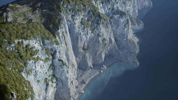 Inseln von Norwegen mit Felsen und Klippen video