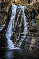 cascada en el área salvaje de tbilisi foto