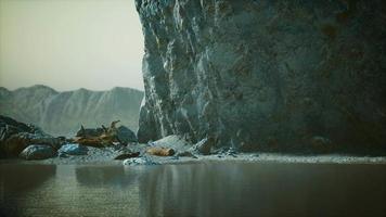 paysage marin avec des falaises rocheuses blanches dans la baie de la mer video