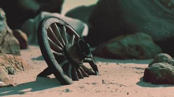 rueda de carreta de madera antigua en la playa de arena video