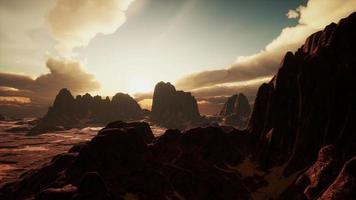 incredibili formazioni di arenaria nel famoso tramonto nella valle del monumento video