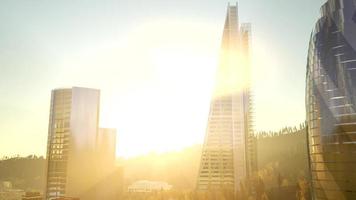 arranha-céus da cidade com flairs de lente ao pôr do sol video