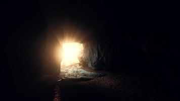 paysage à couper le souffle de rayons de soleil brillants tombant à l'intérieur d'une grotte illuminant
