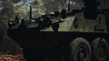 tanque blindado do exército de batalha na estrada video