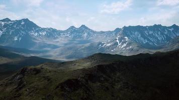 sonnige Landschaft mit Blick auf schneebedeckte Berge und Wiesen video