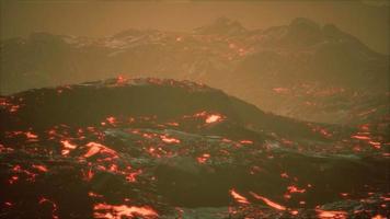 champs de lave et collines au volcan actif video