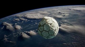 alter Fußball im Weltraum auf der Erdumlaufbahn video