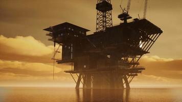 Offshore-Jack-Up-Rig mitten im Meer bei Sonnenuntergang video