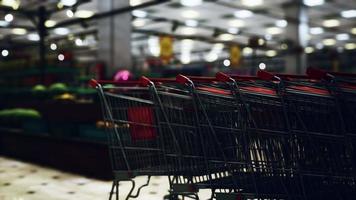 Covid-19-Epidemie und leerer Supermarkt video