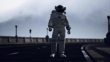 astronaute marche au milieu d'une route