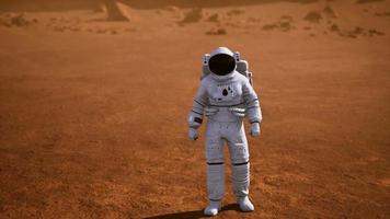 astronauta na superfície de marte. planeta vermelho coberto de gás e rocha