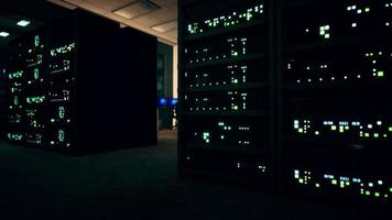 sala de servidores moderna con luz de supercomputadoras video