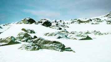 roca de lava y nieve en invierno en islandia video