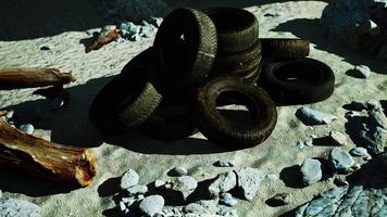 pneu velho à beira-mar e poluição da natureza