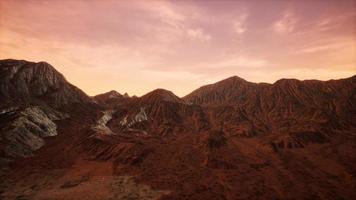 incredibili formazioni di arenaria nel famoso tramonto nella valle del monumento video