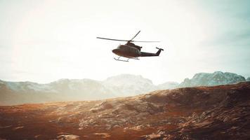 Hubschrauber aus der Zeit des Vietnamkriegs in Zeitlupe in den Bergen