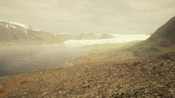 montañas nevadas e icebergs a la deriva en el mar de Groenlandia video