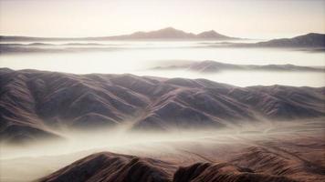 paisaje de montaña con niebla profunda en la mañana video