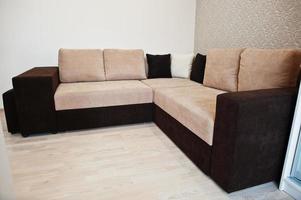 sofá cama esquinero café bicolor en sala de luz