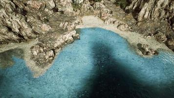 vista aerea dal drone volante dell'isola rocciosa nell'Oceano Atlantico video