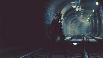 donna post-apocalittica nel tunnel della metropolitana video