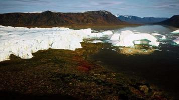 fluxo de geleira através das montanhas na islândia