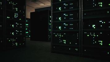salle de serveurs moderne avec lumière de superordinateurs