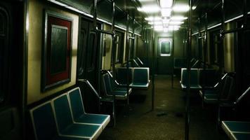Il vagone della metropolitana è vuoto a causa dell'epidemia di coronavirus in città video