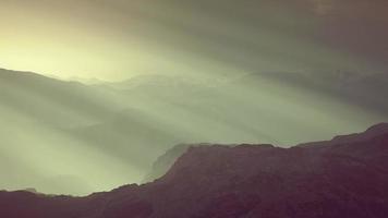 silhouette noire des montagnes rocheuses dans un brouillard profond