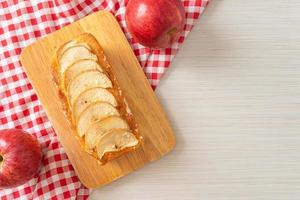 Pan de manzana desmenuzado sobre tablero de madera foto