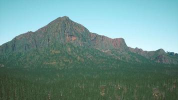 Flygfoto klippiga bergen landskap panorama video