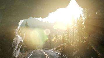 tonel de estrada rochosa na montanha ao pôr do sol video