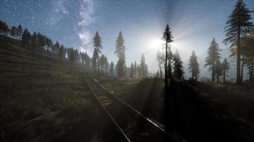 la voie lactée au-dessus de la voie ferrée et de la forêt video
