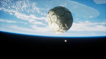 viejo balón de fútbol en el espacio en órbita terrestre video