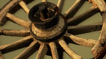 roue en bois vintage rustique faite à la main utilisée dans les wagons médiévaux video