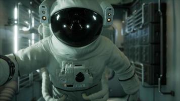 astronaute 8k à l'intérieur de la station spatiale orbitale video