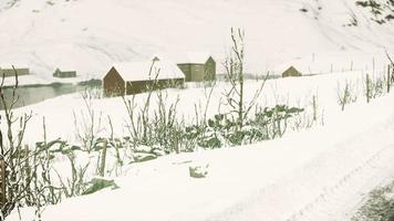 velha casa abandonada na paisagem de inverno norueguês