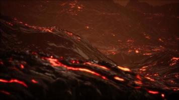 lava derretida vibrante laranja vermelha fluindo para o campo de lava cinza e terra rochosa brilhante video