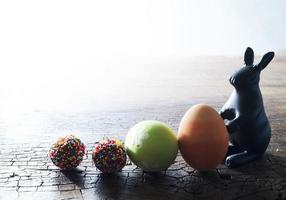 primer plano de la decoración de conejo y huevos de pascua en las luces del estudio foto