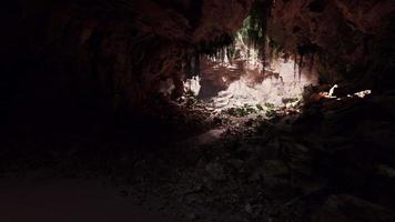 Sonnenlicht dringt ein und beleuchtet den Ausgang aus der Höhle video