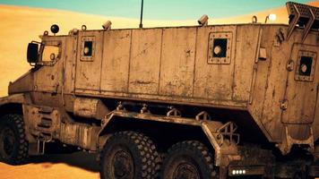 camion militaire blindé dans le désert video