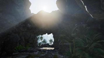 luz del sol dentro de una cueva misteriosa video