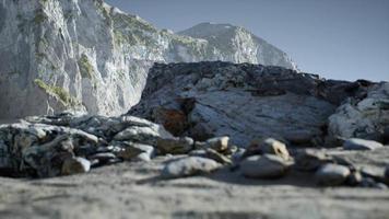 praia de areia entre rochas na costa do oceano atlântico em portugal