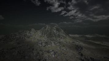 enormes nubes oscuras sobre las tierras altas escocesas video