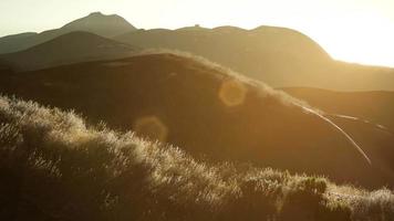 puesta de sol sobre los campos del valle video