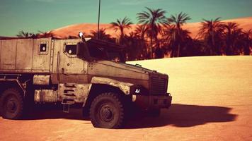camion militaire blindé dans le désert video