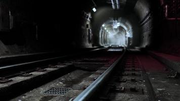 Tiefer U-Bahn-Tunnel im Bau video