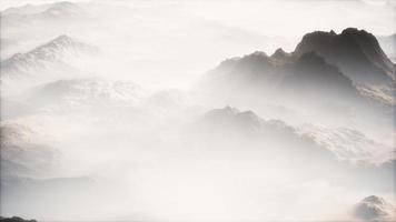 chaîne de montagnes lointaine et fine couche de brouillard sur les vallées video