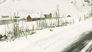 atemberaubende Winterlandschaft mit traditionellen norwegischen Holzhäusern video