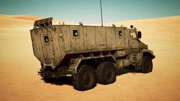 camión militar blindado en el desierto video